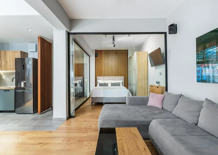 Glass House By Nest *